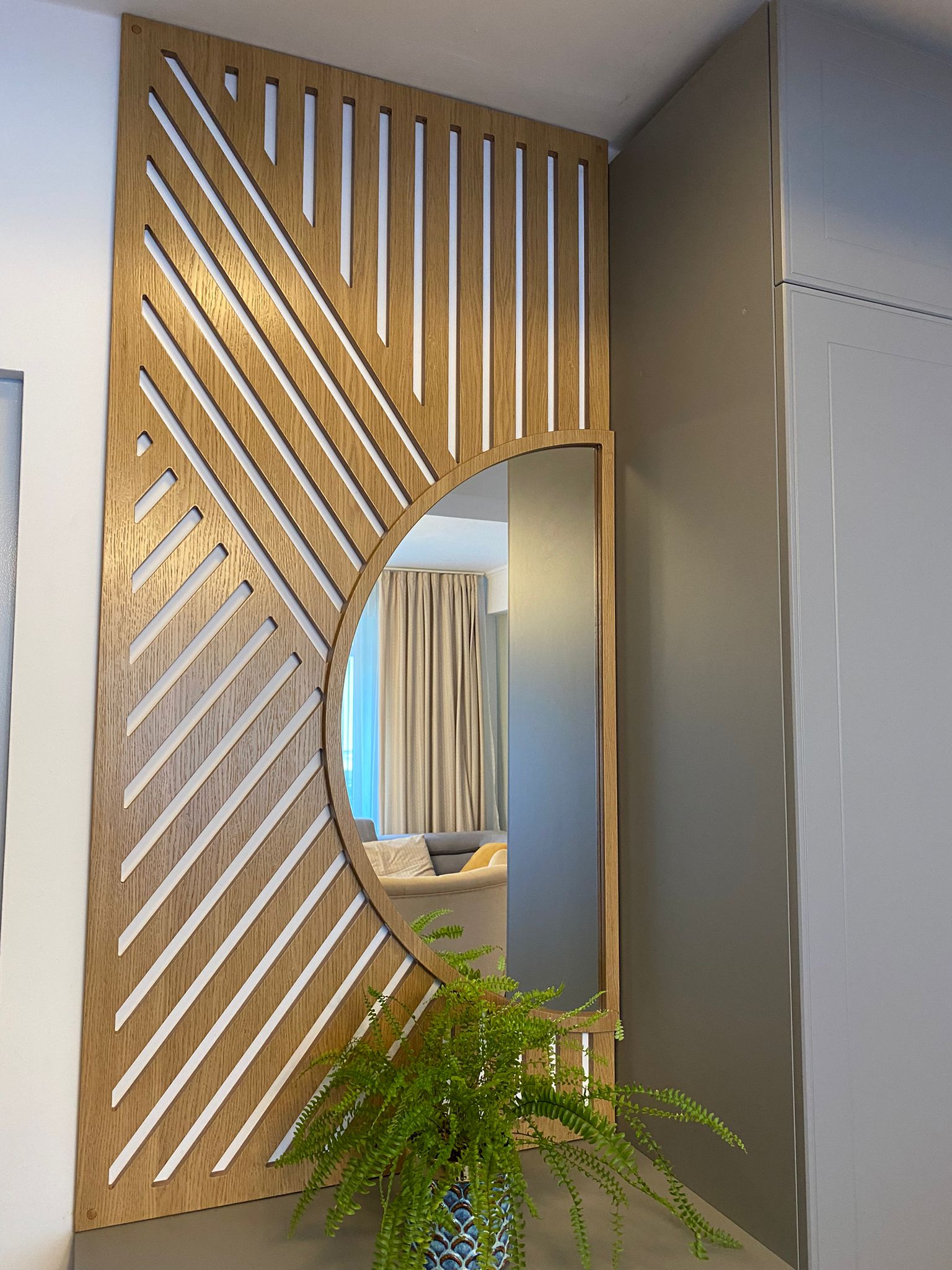Paravan decorativ realizat din material MDF furniruit - Stejar
